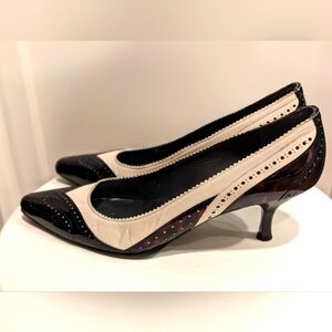 Stylish Stuart Weitzman Black & White Low Heel Pump - Size 8.5M